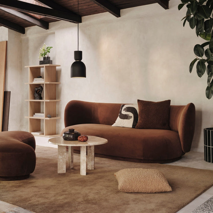 Den avrundede formen er like myk og skulpturell i uttrykket som resten av Rico-serien og tilfører ethvert rom en dose eleganse.