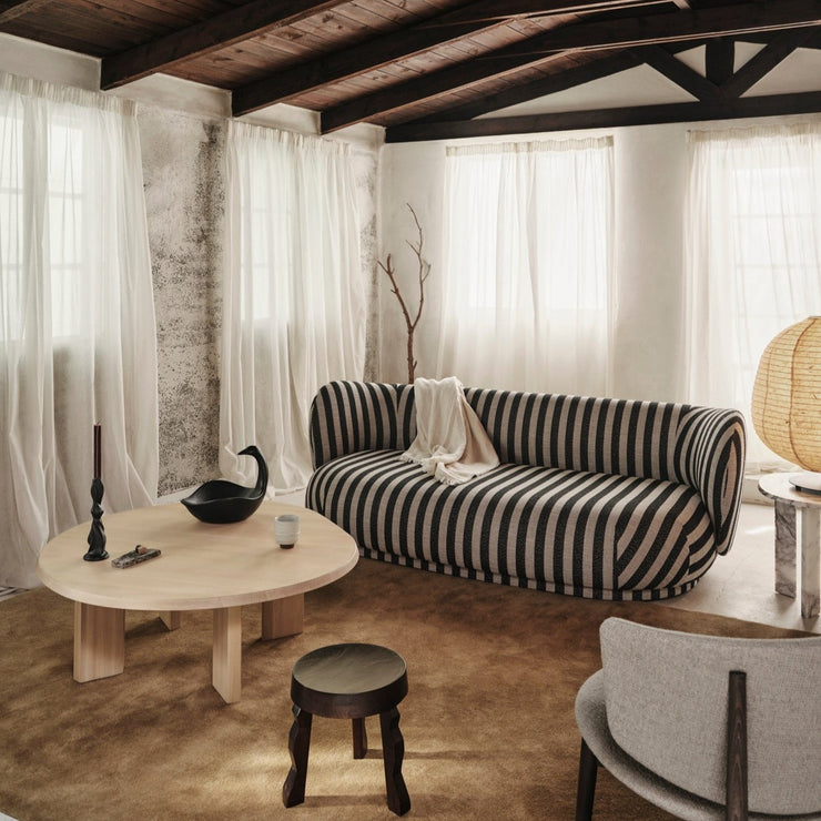 Sofa Rico Lounger fra Ferm Living i det stripete tekstilet Louisiana