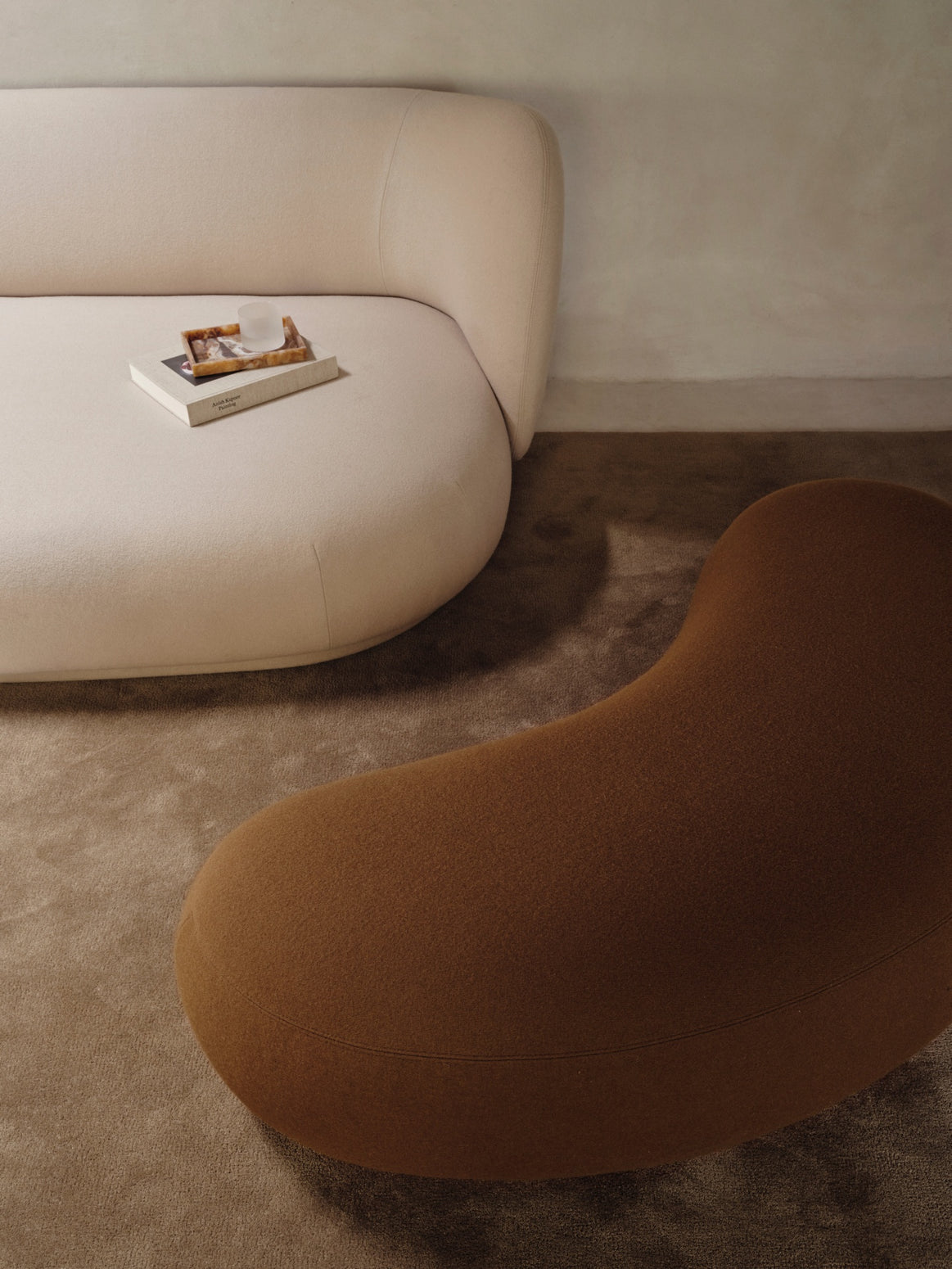 Den avlange buede puffen Rico Lounger Ottoman fra Ferm Living er den perfekte følgesvennen til sofaserien Rico – og er et allsidig møbel som fungerer som fotstøtte eller ekstra sitteplass når du trenger det. 