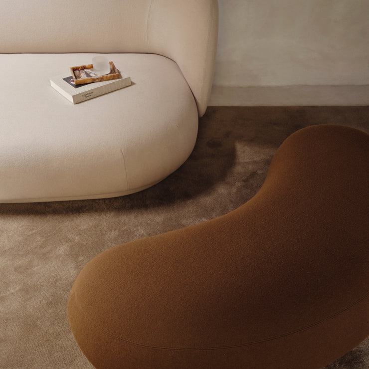 Den avlange buede puffen Rico Lounger Ottoman fra Ferm Living er den perfekte følgesvennen til sofaserien Rico – og er et allsidig møbel som fungerer som fotstøtte eller ekstra sitteplass når du trenger det. 