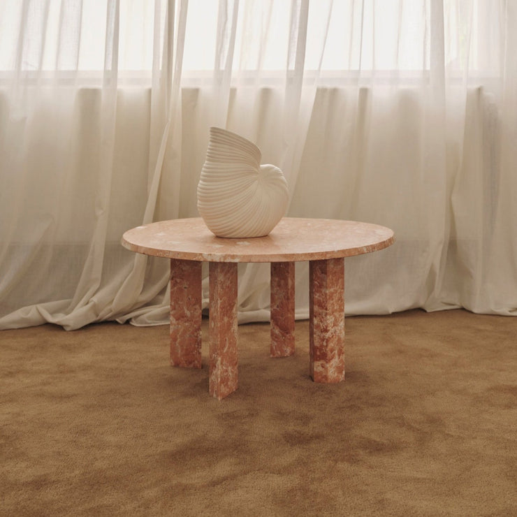 Teppe Stille Tufted Rug fra Ferm Living, i fargen Toffee. Dette er en gyllen karamellfarget nyanse. 