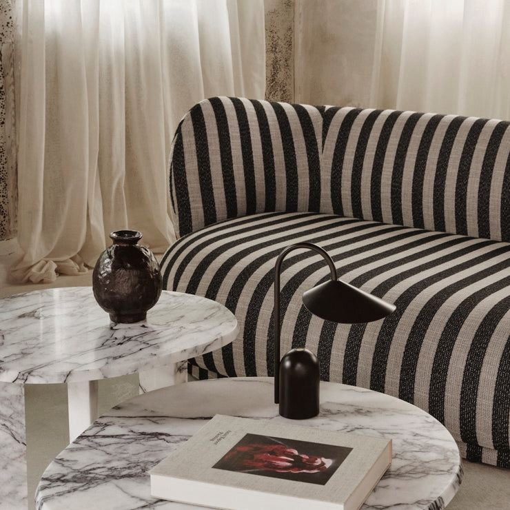 Sofa Rico Lounger fra Ferm Living i det stripete tekstilet Louisiana