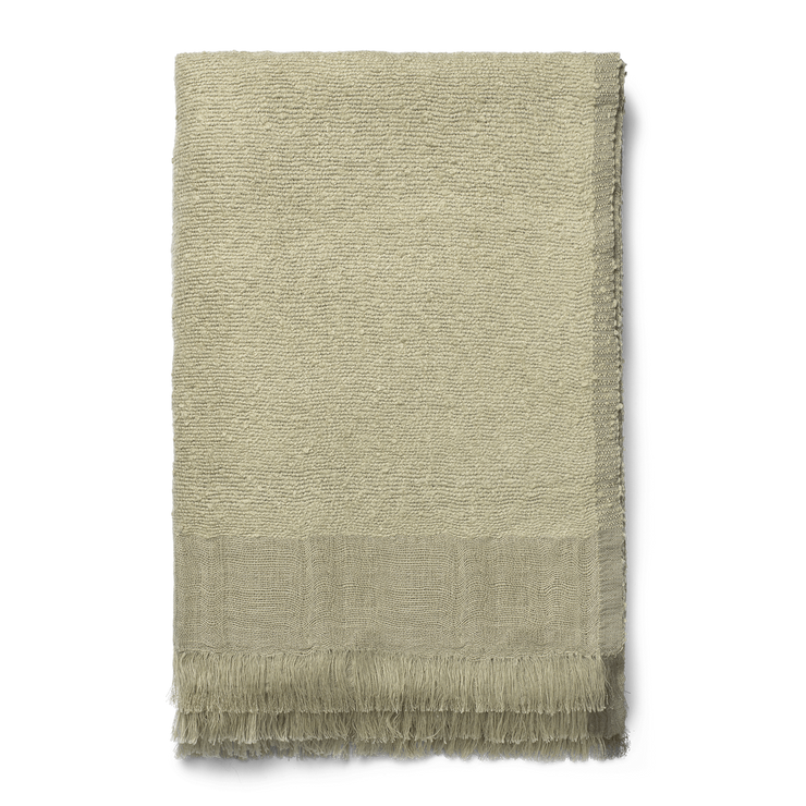 Pleddet Weaver Throw fra Ferm Living i fargen Grey Green.