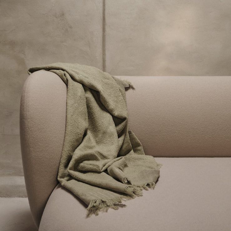 Pleddet Weaver Throw fra Ferm Living i fargen Grey Green.