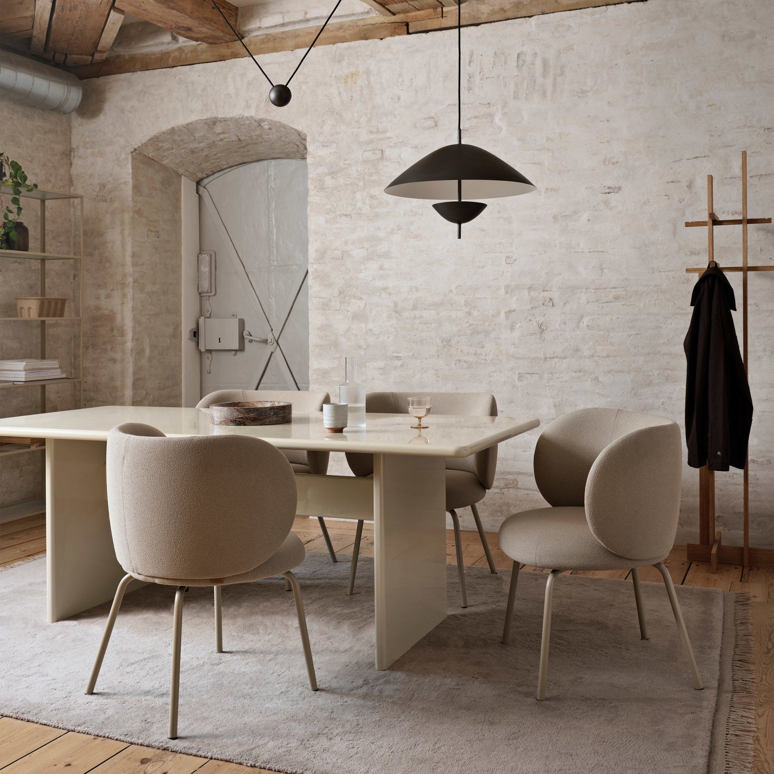 Spisebordet Rink fra Ferm Living i fargen Eggshell
