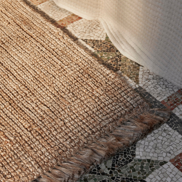 Teppe Athens Rug natur fra Ferm Living: Tykke, myke frynser understreker teppets myke og avslappede uttrykk. Bruk Athens teppe i stuen, soverommet eller der du trenger inviterende, naturlig touch i rommet. Teppet kommer i tre størrelser.