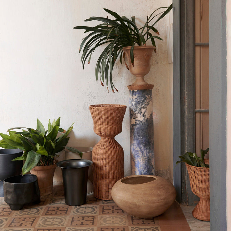 Potteskjulerne Agnes Plant Stand fra Ferm Living er også superfine i kombinasjon med andre krukker og potter i naturmaterialer. Vi liker godt den litt uryddige miksen her!