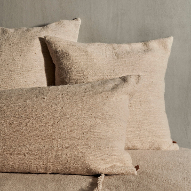 Pute Nettle Cushion fra Ferm Living gir rommet et innbydende preg.