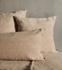 Pute Nettle Cushion fra Ferm Living gir rommet et innbydende preg.