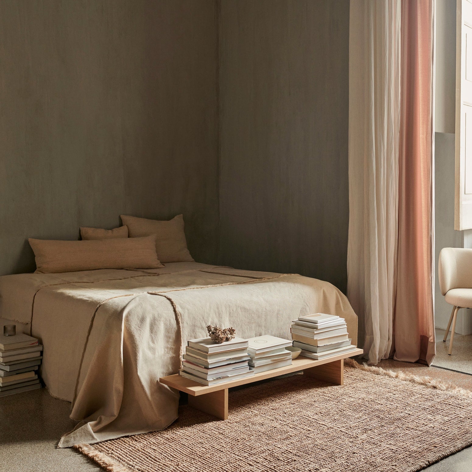 Kona Display Table fra Ferm Living er nydelig på soverommet