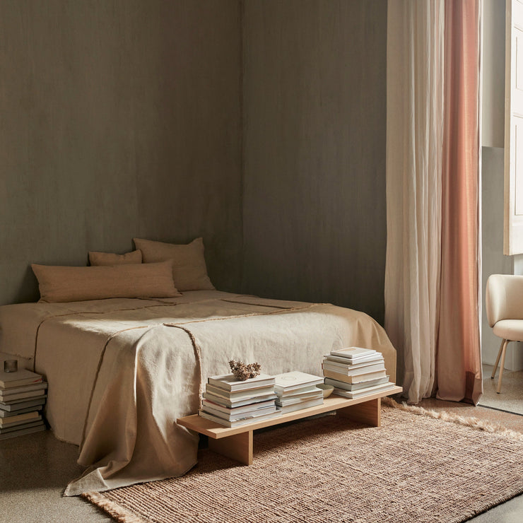 Kona Display Table fra Ferm Living er nydelig på soverommet