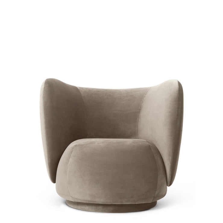 Lenestolen Rico Lounge Chair fra Ferm Living i tekstilet Rich Velvet, farge Beige