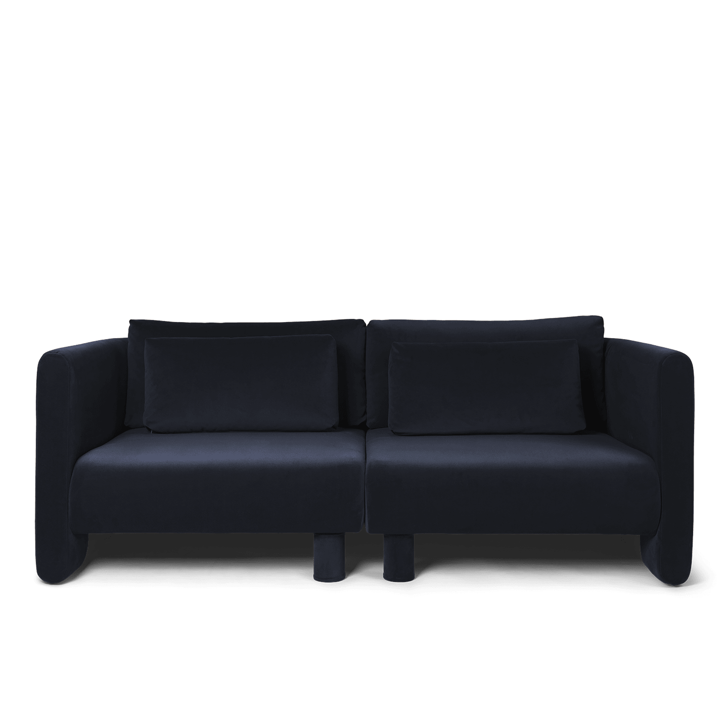 Sofa Dase 2-seter fra Ferm Living i tekstilet Rich Velvet i farge Navy. Her vist med to ekstra puter, som kan bestilles separat.
