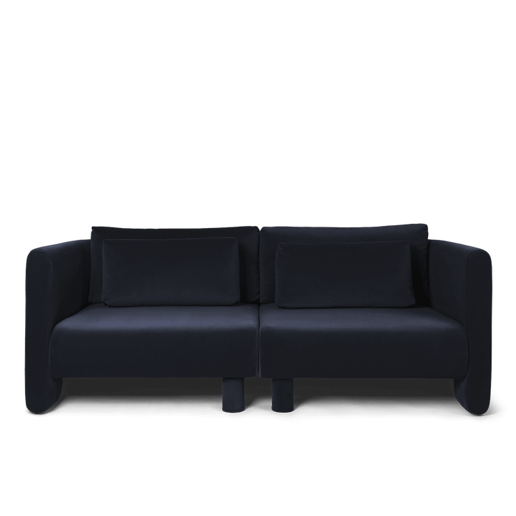 Sofa Dase 2-seter fra Ferm Living i tekstilet Rich Velvet i farge Navy. Her vist med to ekstra puter, som kan bestilles separat.