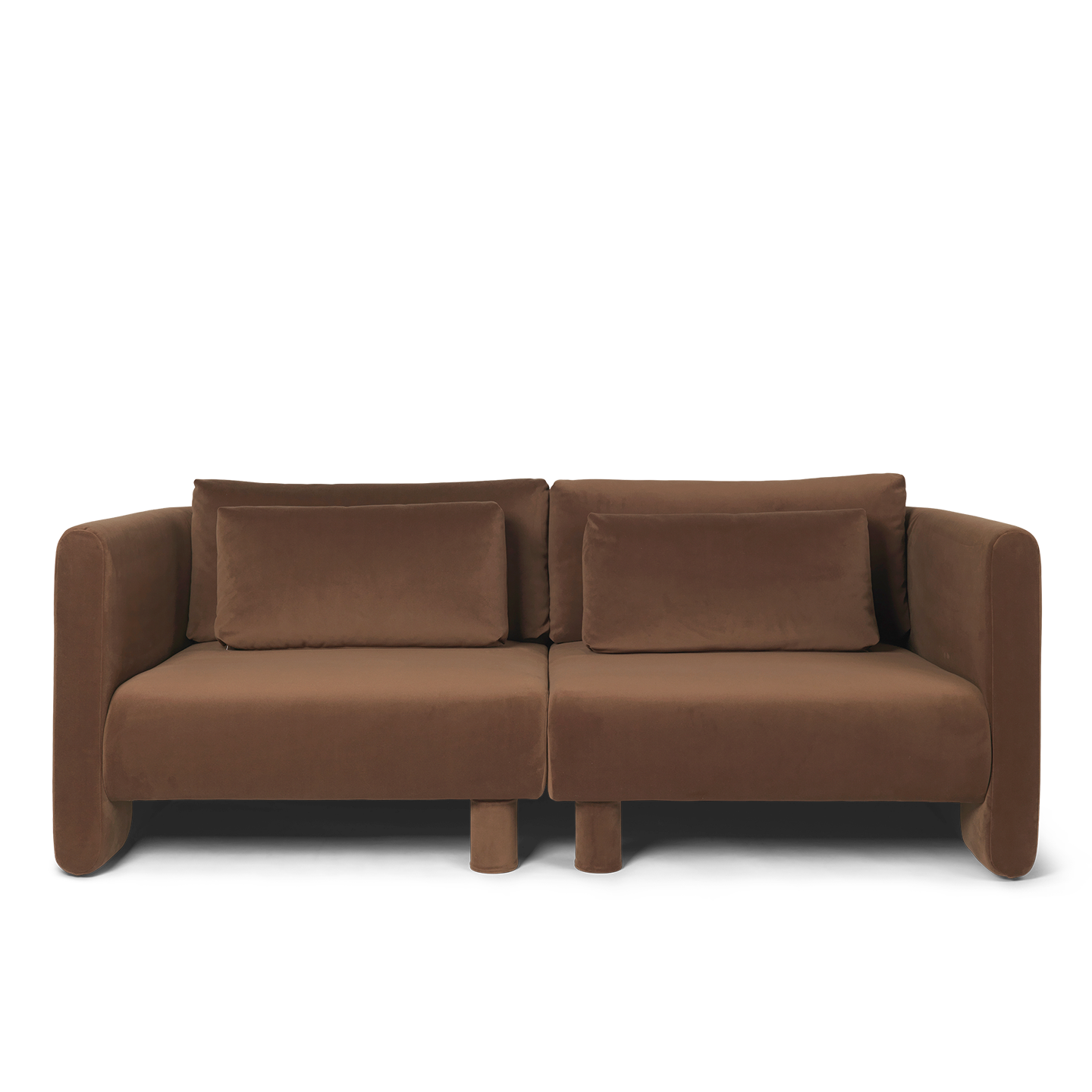 Sofa Dase 2-seter fra Ferm Living i tekstilet Rich Velvet i farge Soft Brown. Her vist med to ekstra puter, som kan bestilles separat. 