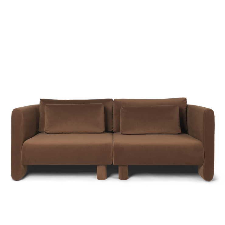 Sofa Dase 2-seter fra Ferm Living i tekstilet Rich Velvet i farge Soft Brown. Her vist med to ekstra puter, som kan bestilles separat. 