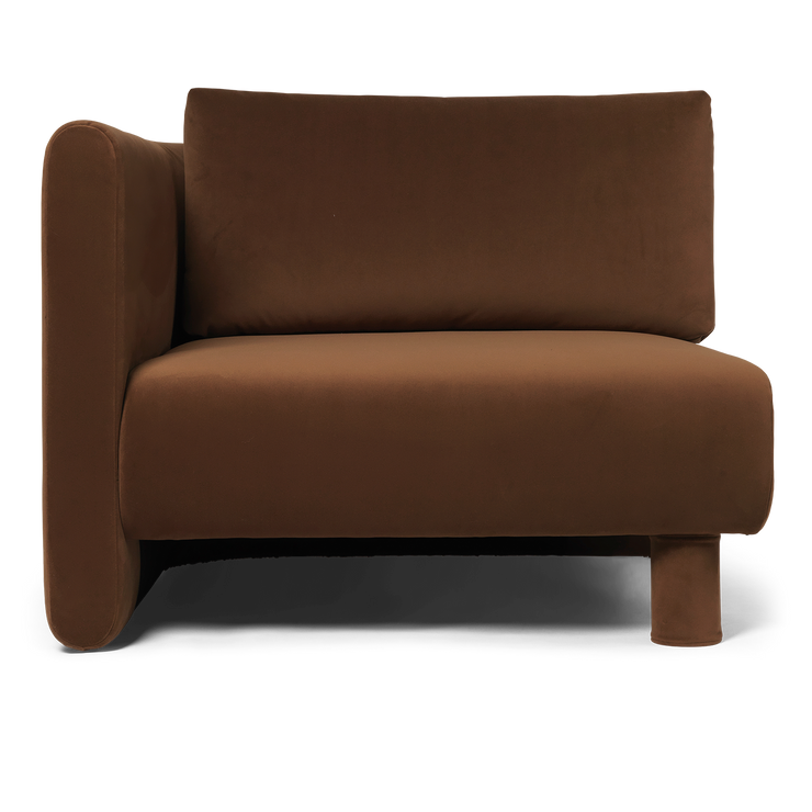 Velg mellom matchende polstrede ben for et sammenhengende utseende eller mørkbeisede treben for et mer elegant uttrykk. Begge bentyper er inkludert ved kjøp av sofaen.