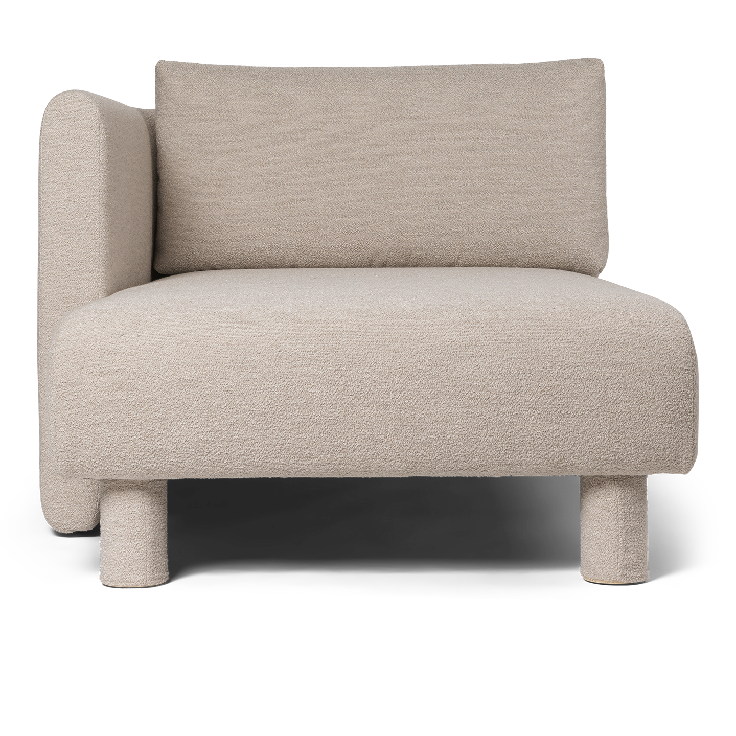 Velg mellom matchende polstrede ben for et sammenhengende utseende eller mørkbeisede treben for et mer elegant uttrykk. Begge bentyper er inkludert ved kjøp av sofaen.