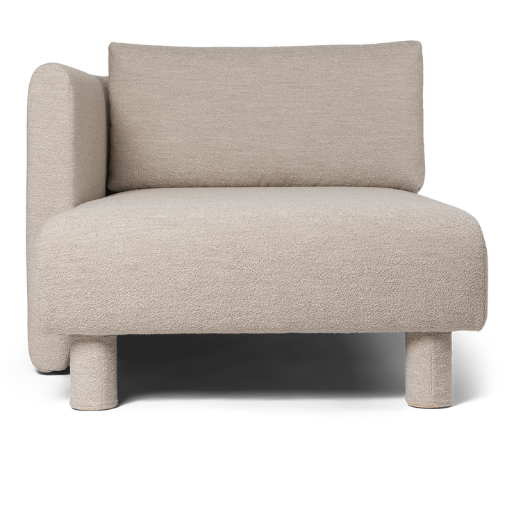 Velg mellom matchende polstrede ben for et sammenhengende utseende eller mørkbeisede treben for et mer elegant uttrykk. Begge bentyper er inkludert ved kjøp av sofaen.