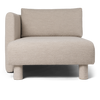 Velg mellom matchende polstrede ben for et sammenhengende utseende eller mørkbeisede treben for et mer elegant uttrykk. Begge bentyper er inkludert ved kjøp av sofaen.