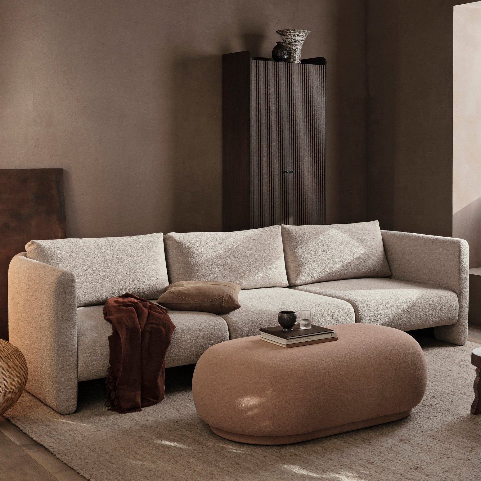Her ser du Dase fra Ferm Living som 3-seter. Sofaens grasiøst buede sideramme gjør at den også er fin å plassere litt ut i rommet! 