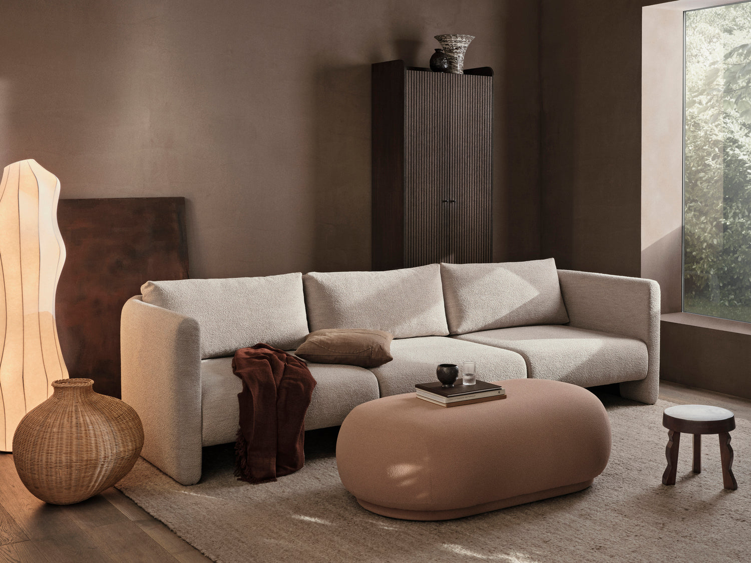 Den avlange puffen Rico Ottoman fra Ferm Living er den perfekte følgesvennen til sofaserien Rico – og er et allsidig møbel som fungerer som fotstøtte eller ekstra sitteplass når du trenger det. Men den kan også være fin i fotenden av en seng! 