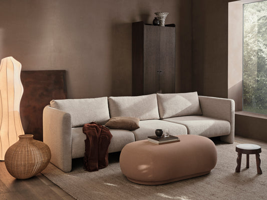 Den avlange puffen Rico Ottoman fra Ferm Living er den perfekte følgesvennen til sofaserien Rico – og er et allsidig møbel som fungerer som fotstøtte eller ekstra sitteplass når du trenger det. Men den kan også være fin i fotenden av en seng! 