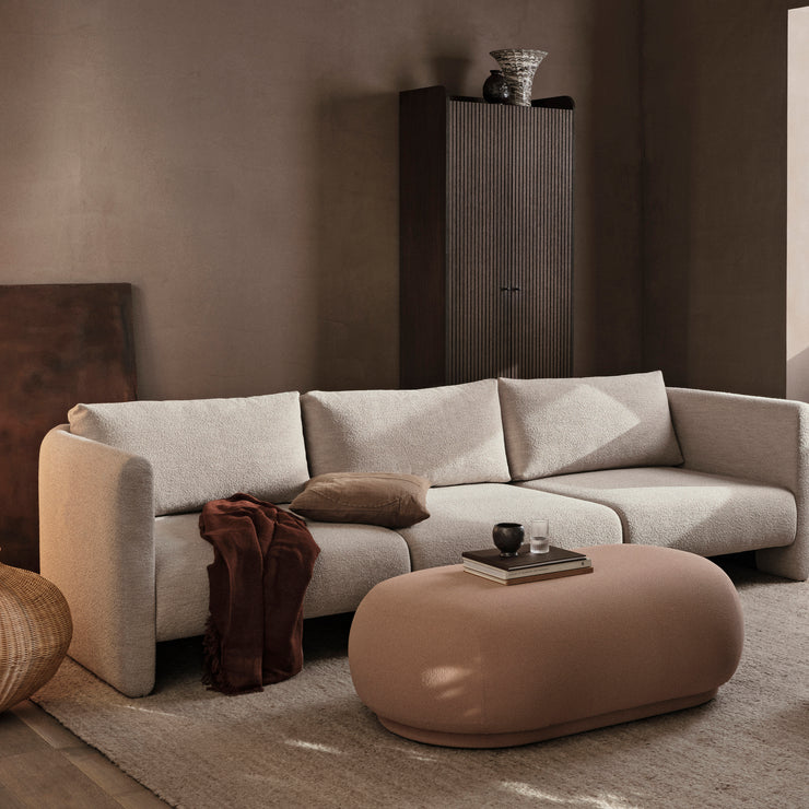 Den avlange puffen Rico Ottoman fra Ferm Living er den perfekte følgesvennen til sofaserien Rico – og er et allsidig møbel som fungerer som fotstøtte eller ekstra sitteplass når du trenger det. Men den kan også være fin i fotenden av en seng! 