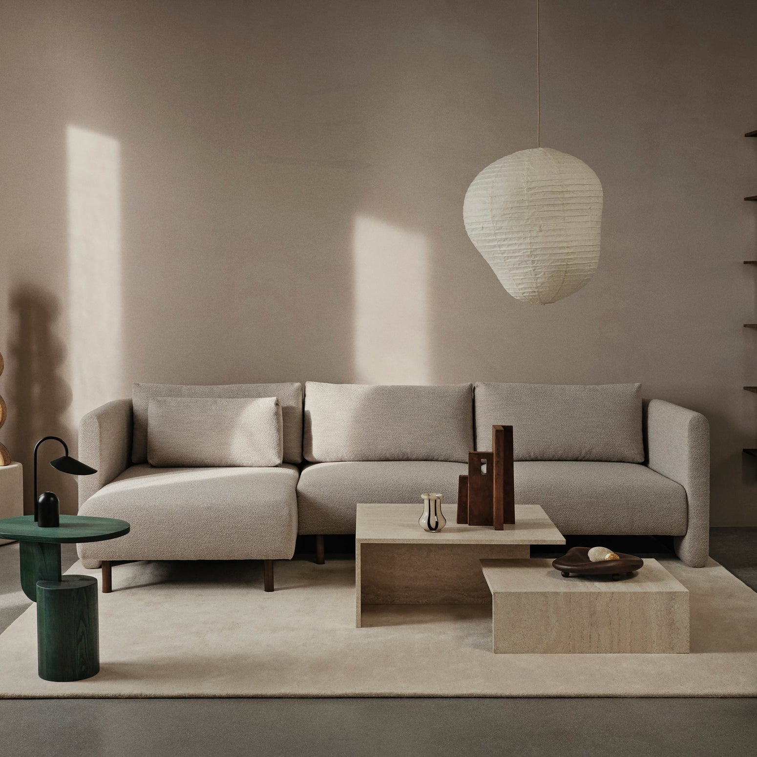 Her ser du Dase fra Ferm Living som 3-seter med sjeselong.
