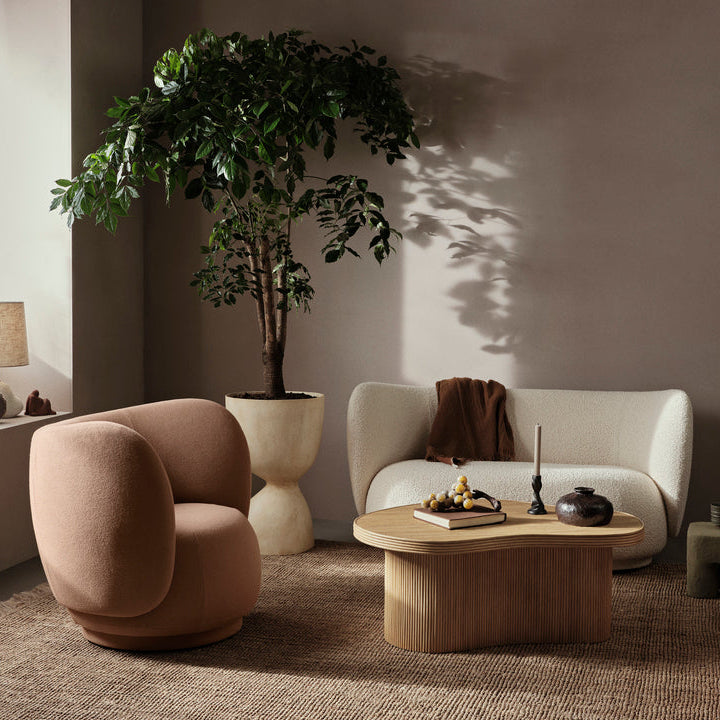 Sofa Rico 2 seter fra ferm Living i tekstilet Nordic Bouclé i fargen Off-White og lenestol Rico i tekstilet Tonus i fargen 244