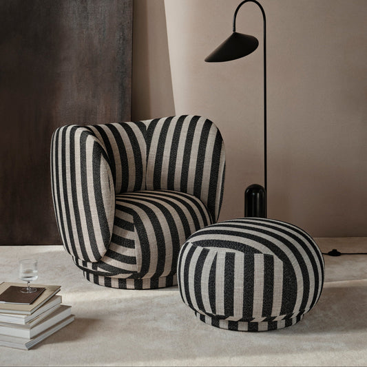 Puff Rico Pouf fra Ferm Living i tekstilet Louisiana med lenestolen Rico Lounge Chair i samme tekstil