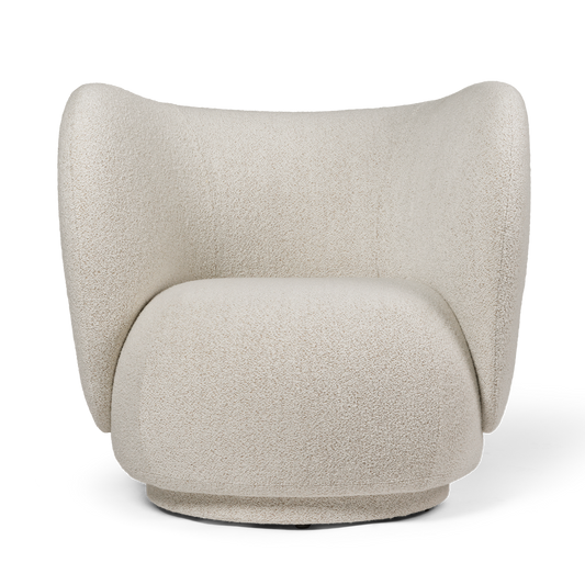 Lenestol Rico Lounge Chair fra Ferm Living i tekstilet Soft Bouclé i fargen Off-White/Sand (Prisgruppe 1)