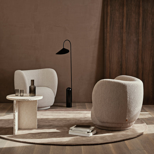 Lenestoler Rico Lounge Chair fra Ferm Living i tekstilet Soft Bouclé i fargen Off-White/Sand og Natural (Prisgruppe 1)