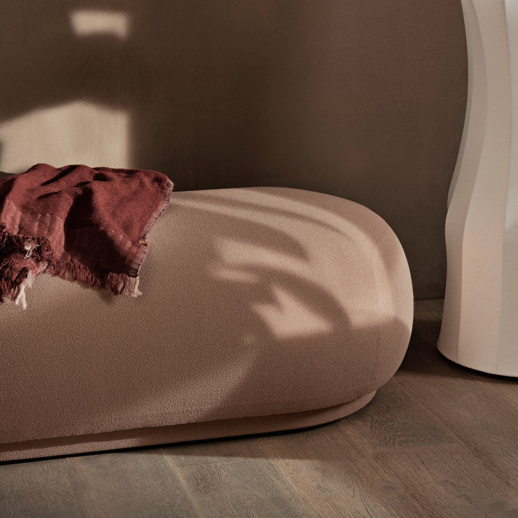 Den avrundede formen er like myk og skulpturell i uttrykket som resten av Rico-serien og tilfører ethvert rom en dose eleganse.