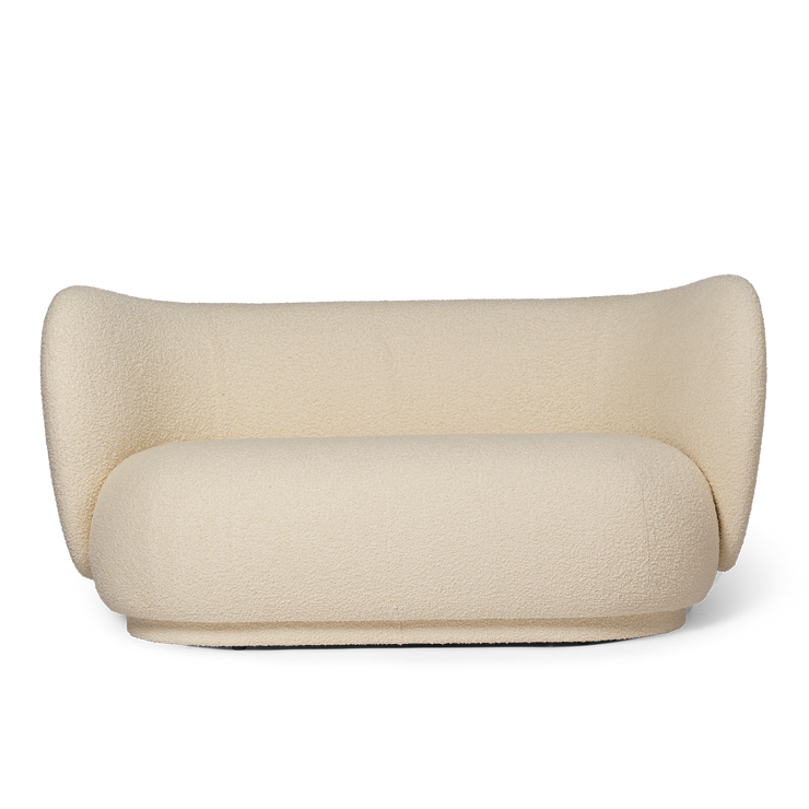 Sofa Rico 2 seter fra ferm Living i tekstilet Nordic Bouclé i fargen Off-White