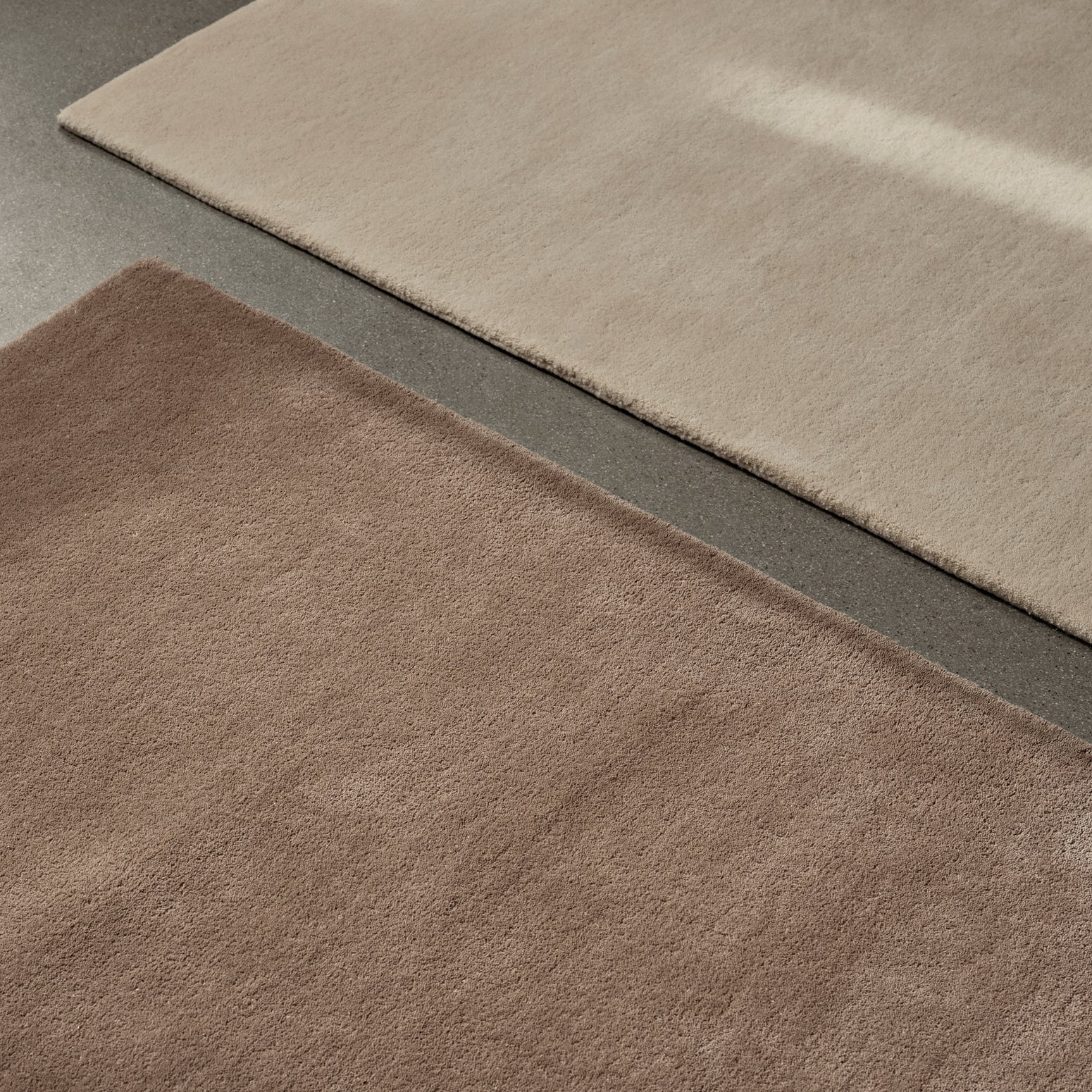 – og to kjøligere farger – Off White og Ash Brown. Velg mellom tre størrelser rektangulære tepper og et rundt teppe.
