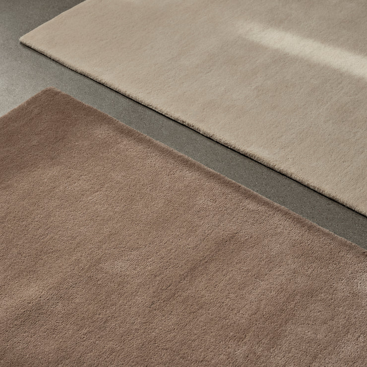 – og to kjøligere farger – Off White og Ash Brown. Velg mellom tre størrelser rektangulære tepper og et rundt teppe.