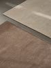 – og to kjøligere farger – Off White og Ash Brown. Velg mellom tre størrelser rektangulære tepper og et rundt teppe.
