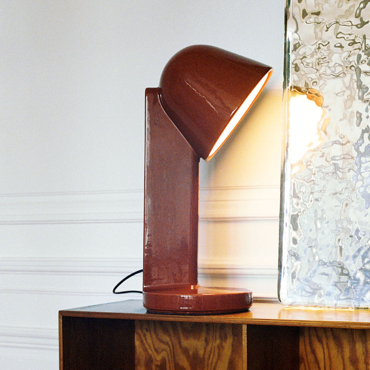 Bordlampen Céramique Down i fargen Rust Red. 