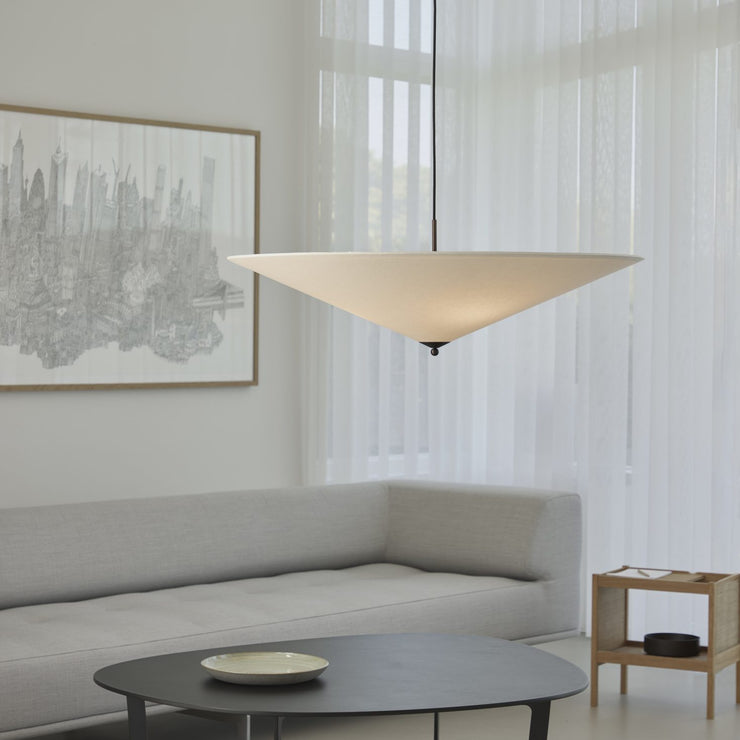 Futé 1000 Tipp er den største takpendelen i Lyfas Futé-serie, designet av det dansk-italienske studioet GamFratesi. Pendellampen har en rund, konveks skjerm i et kremfarget kanvastekstil med detaljer i brunert messing. Lampen måler 100 cm i bredden.