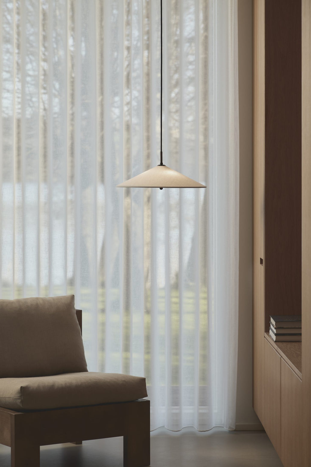 Futé 400 er en pendellampe fra det danske lampehuset Lyfa, designet av det dansk-italienske studioet GamFratesi. Skjermen er laget i et kremfarget kanvastekstil med detaljer i brunert messing og har en klassisk og vakker konkav form. 