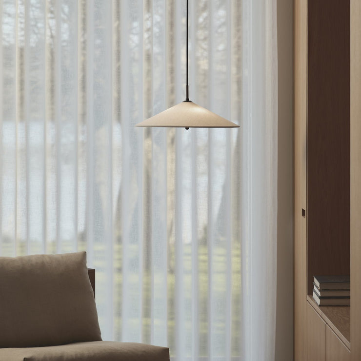 Futé 400 er en pendellampe fra det danske lampehuset Lyfa, designet av det dansk-italienske studioet GamFratesi. Skjermen er laget i et kremfarget kanvastekstil med detaljer i brunert messing og har en klassisk og vakker konkav form. 