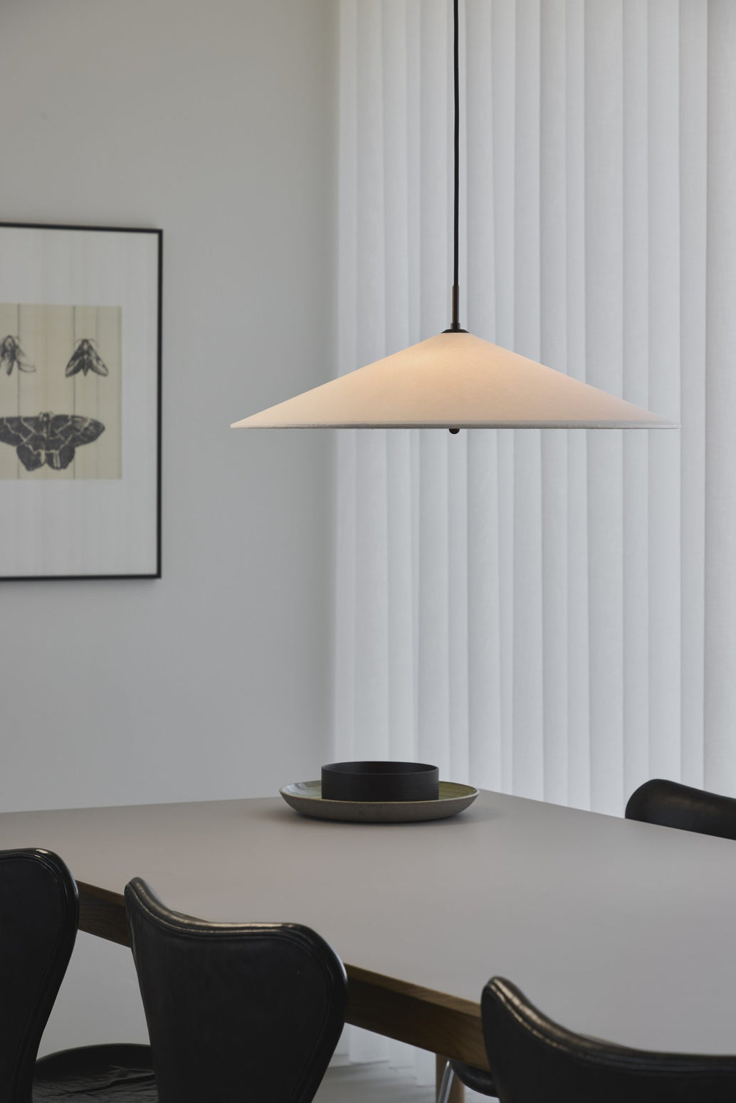 Futé 600 er en pendellampe fra det danske lampehuset Lyfa, designet av det dansk-italienske studioet GamFratesi. Skjermen er laget i et kremfarget kanvastekstil med detaljer i brunert messing og har en klassisk og vakker konkav form.