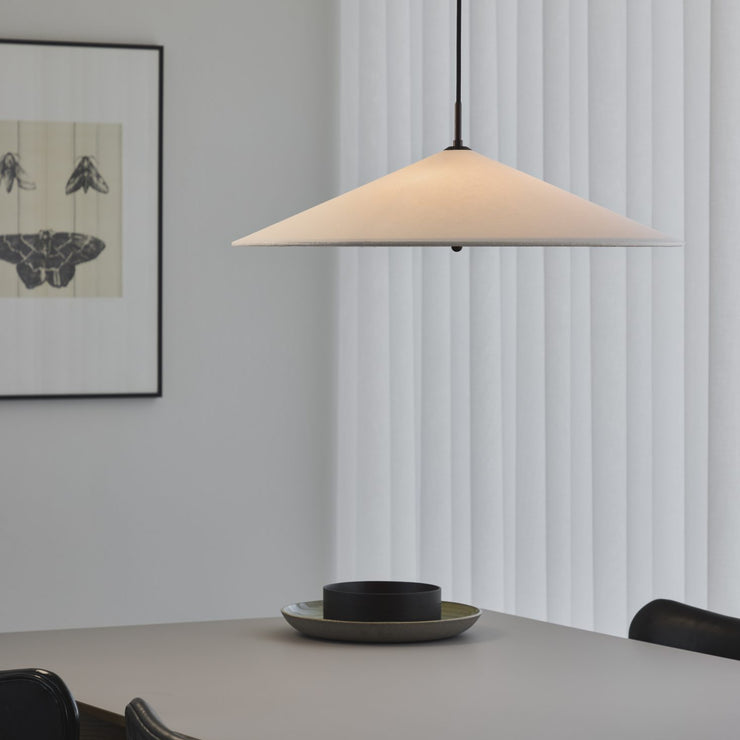 Futé 600 er en pendellampe fra det danske lampehuset Lyfa, designet av det dansk-italienske studioet GamFratesi. Skjermen er laget i et kremfarget kanvastekstil med detaljer i brunert messing og har en klassisk og vakker konkav form.