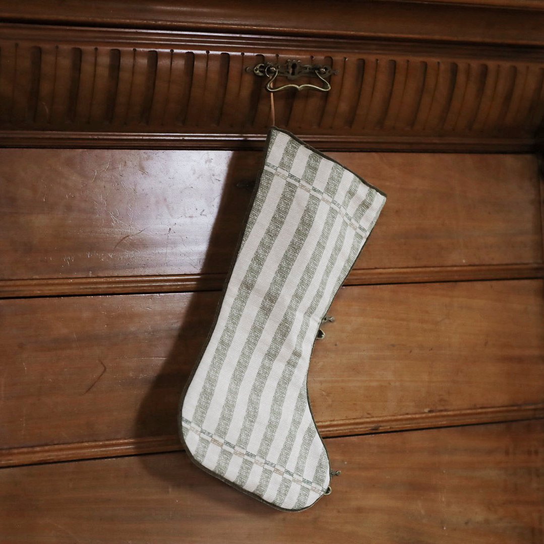 Tosidig mønstret julestrømpe fra Gyri Design, der du ser det grønnstripete tekstilet Sverresborg.
