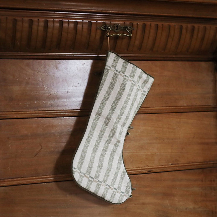 Tosidig mønstret julestrømpe fra Gyri Design, der du ser det grønnstripete tekstilet Sverresborg.
