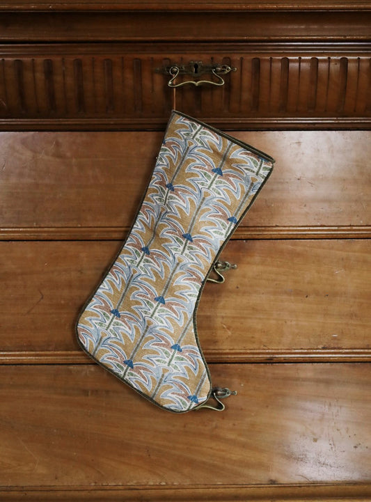 Vi elsker nostalgisk julepynt! I samarbeid med norske Gyri Design, som lager vakkert mønstrede tekstiler og tapeter, har vi derfor designet noen fantastisk vakre julestrømper som vi vet vil gi hjemmet ditt en stor dose varme og glede – år etter år.