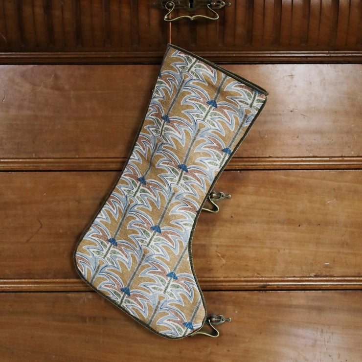 Vi elsker nostalgisk julepynt! I samarbeid med norske Gyri Design, som lager vakkert mønstrede tekstiler og tapeter, har vi derfor designet noen fantastisk vakre julestrømper som vi vet vil gi hjemmet ditt en stor dose varme og glede – år etter år.