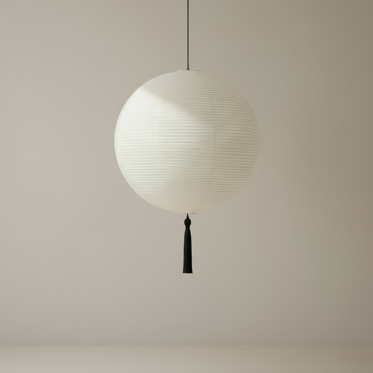 Dusken er fin å henge i en rispapirlampe - som en Rice Paper Shade fra Hay. 