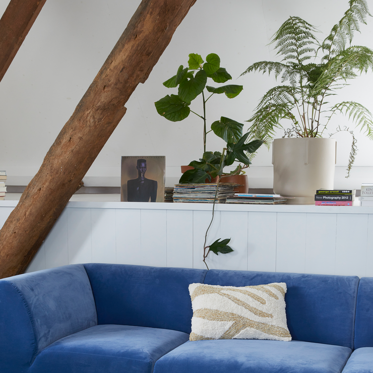 Puten Fluffy Cushion fra HK Living har en fin mellomstor størrelse med mål 35x55 cm og er perfekt å kombinere med andre puter i sofaen – eller til å gjøre soverommet enda mer innbydende.